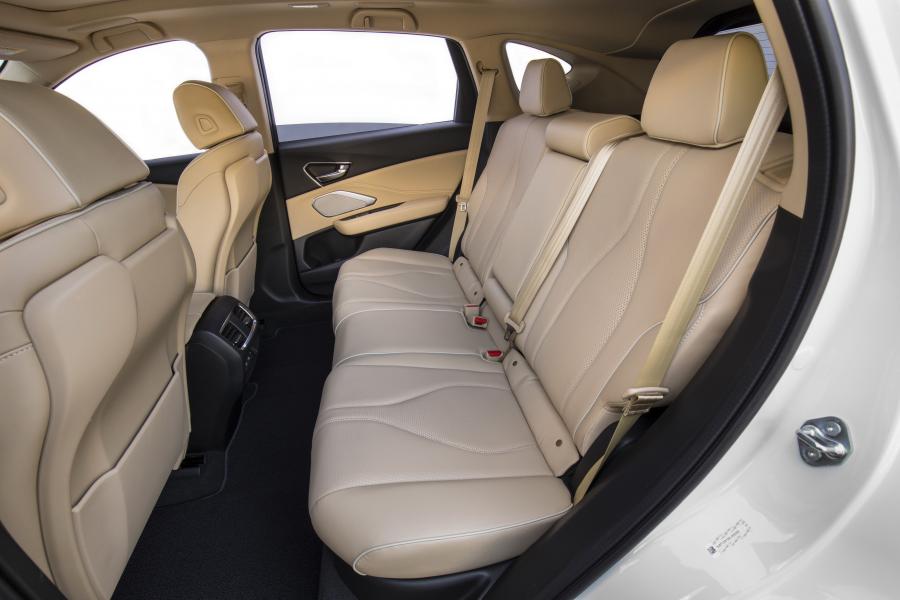 Интерьер Acura RDX 2018 года  (фото 15 из 54)